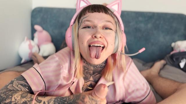 Быстрый минет от моей горячей полностью татуированной немецкой девушки-геймера соседки по комнате