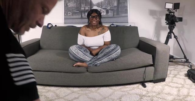 Черная толстушка впервые принимает белый член в задницу и волосатую пизду