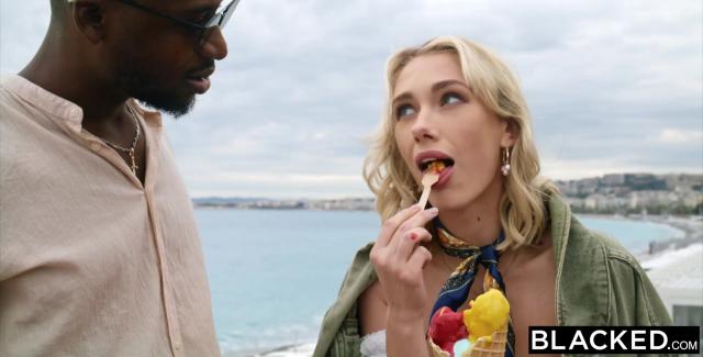 Чувственный секс на свежем воздухе с худенькой крошечной блондинкой Скай Пирс и BBC