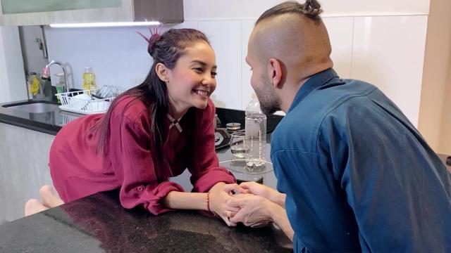 Дикий трах на кухне с горячей тощей латиноамериканкой и ее бывшим парнем