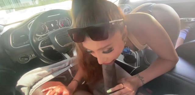 Две горячие цыпочки ублажают большой черный член парня красивыми ртами