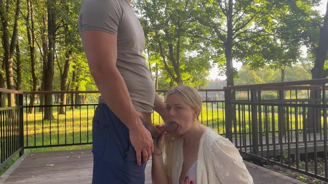 Горячая блондинка изменяет отсасывая огромный член лучшему другу парня минет в парке