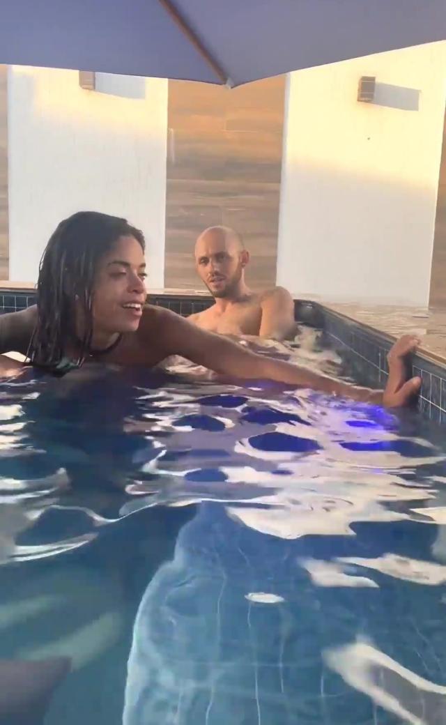 Горячая бразильская девушка-подросток скачет на члене лысого парня в бассейне