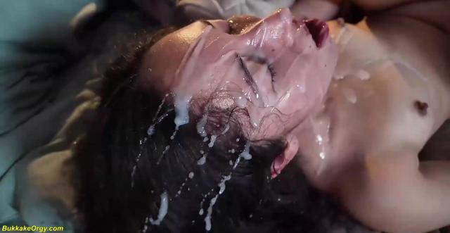 Грязная шлюха была покрыта спермой в грязной групповухе