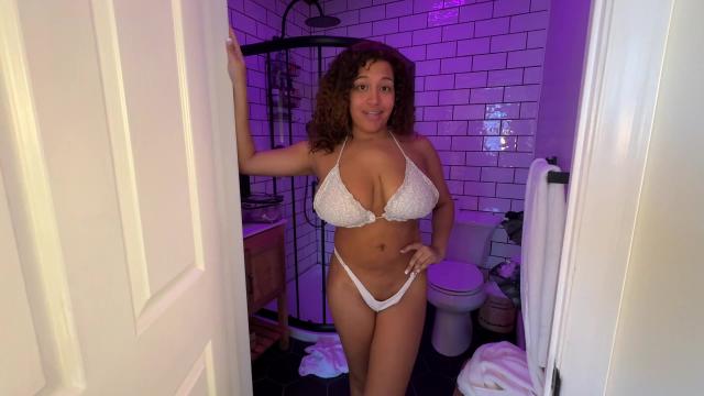 Идеальная кудрявая темнокожая милфа трахает мой член своими большими сиськами пока мы в джакузи