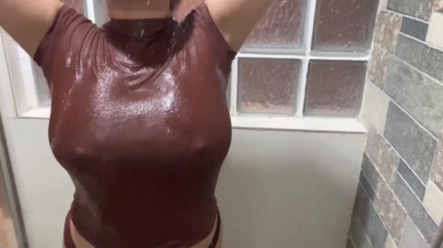 Мокрая футболка обнажила ее большую натуральную грудь в душе