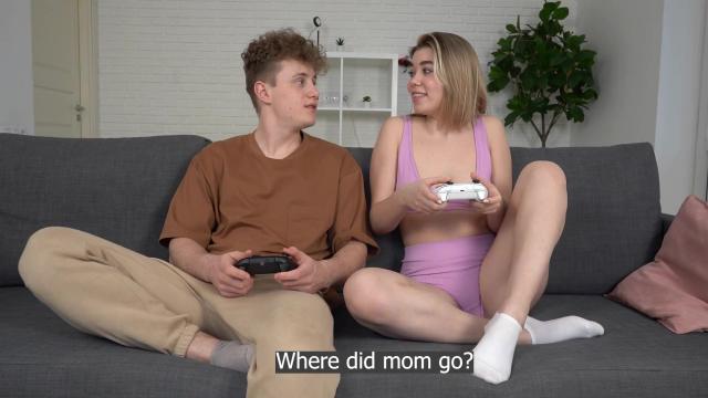 Моя сводная сестра проиграла очередной раунд в Mortal Kombat и была трахнута