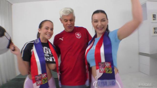 Мы выиграли медаль и наш тренер хочет нас поздравить