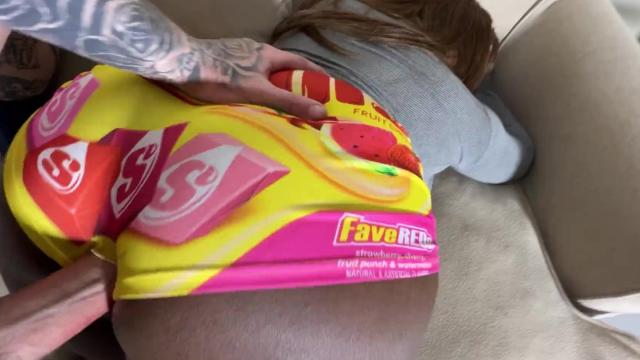 Непослушный переключатель дикая поездка пухлой темнокожей красавицы