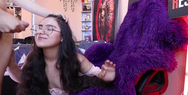 Он отвлекает ее от трансляции жарким сексом