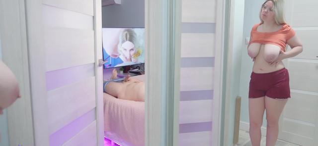 Она трёт свою киску наблюдая как её сводный брат дрочит