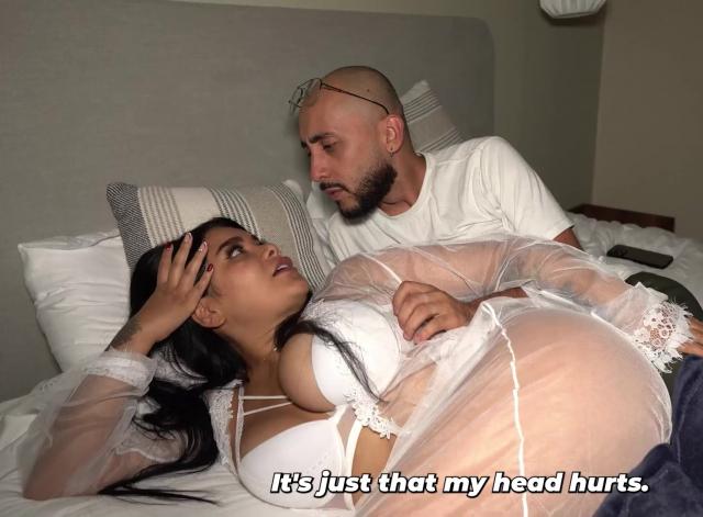 Пышная латиноамериканка пробралась к ним в постель чтобы насладиться его большим членом пока его жена дремала