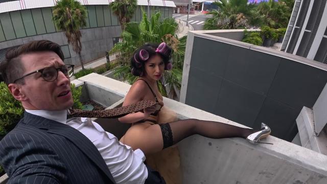 Пышнотелая азиатская сучка совершенно не стесняется страстно трахаться на публике в разных местах