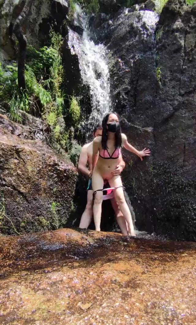 Рискованный секс на улице с моей горячей азиатской сводной сестрой