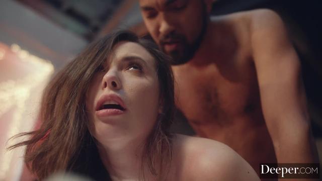 Сексуальная модель Кейси Калверт устраивает эротический сюрприз своему чернокожему парню