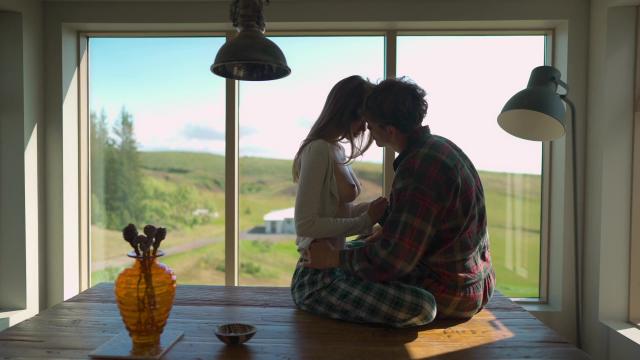 Страстная прелюдия приводит к чувственному сексу когда стройная грудастая красотка позволяет своему парню трахнуть себя на столе