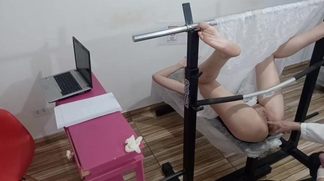 У блондинки-шлюхи чешется влагалище и она пошла к врачу чтобы это вылечить