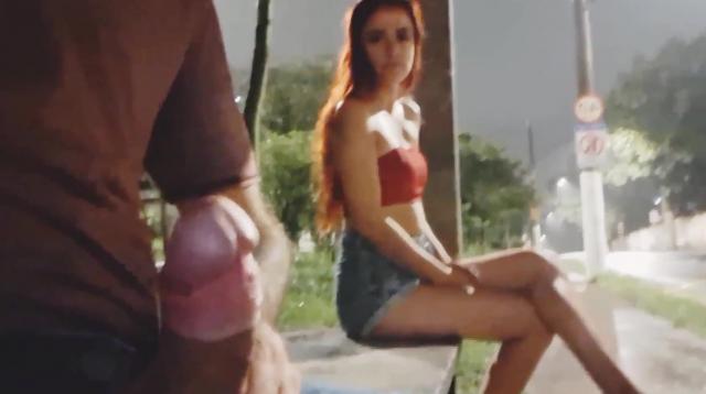 Вид твердого члена возбуждает в стройной рыжей девушке желание пососать его